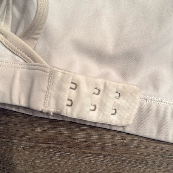 White aerie Sports Bra with padding size large and bra notches - Picture 3 of 4